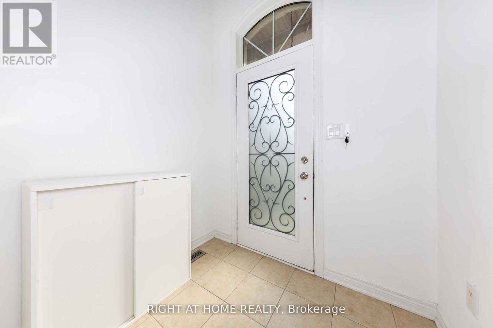 366 Doak Lane, Newmarket, Ontario  L3Y 0A8 - Photo 3 - N12720206