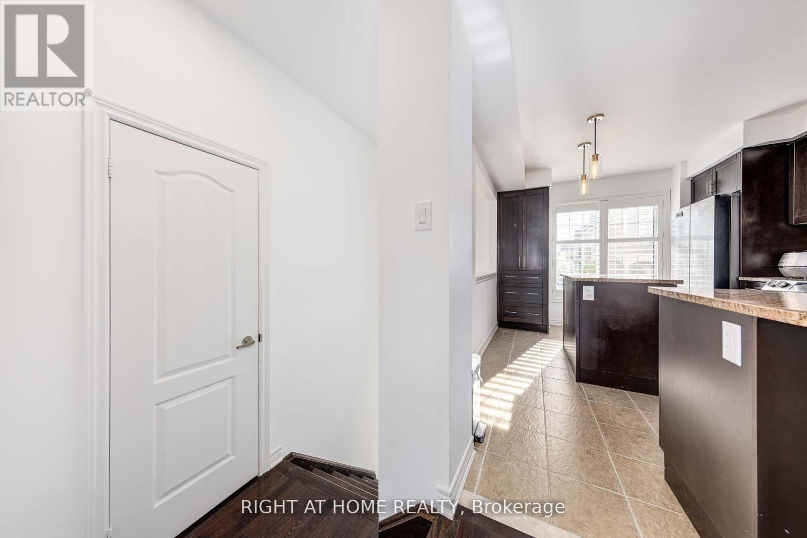 366 Doak Lane, Newmarket, Ontario  L3Y 0A8 - Photo 4 - N12720206