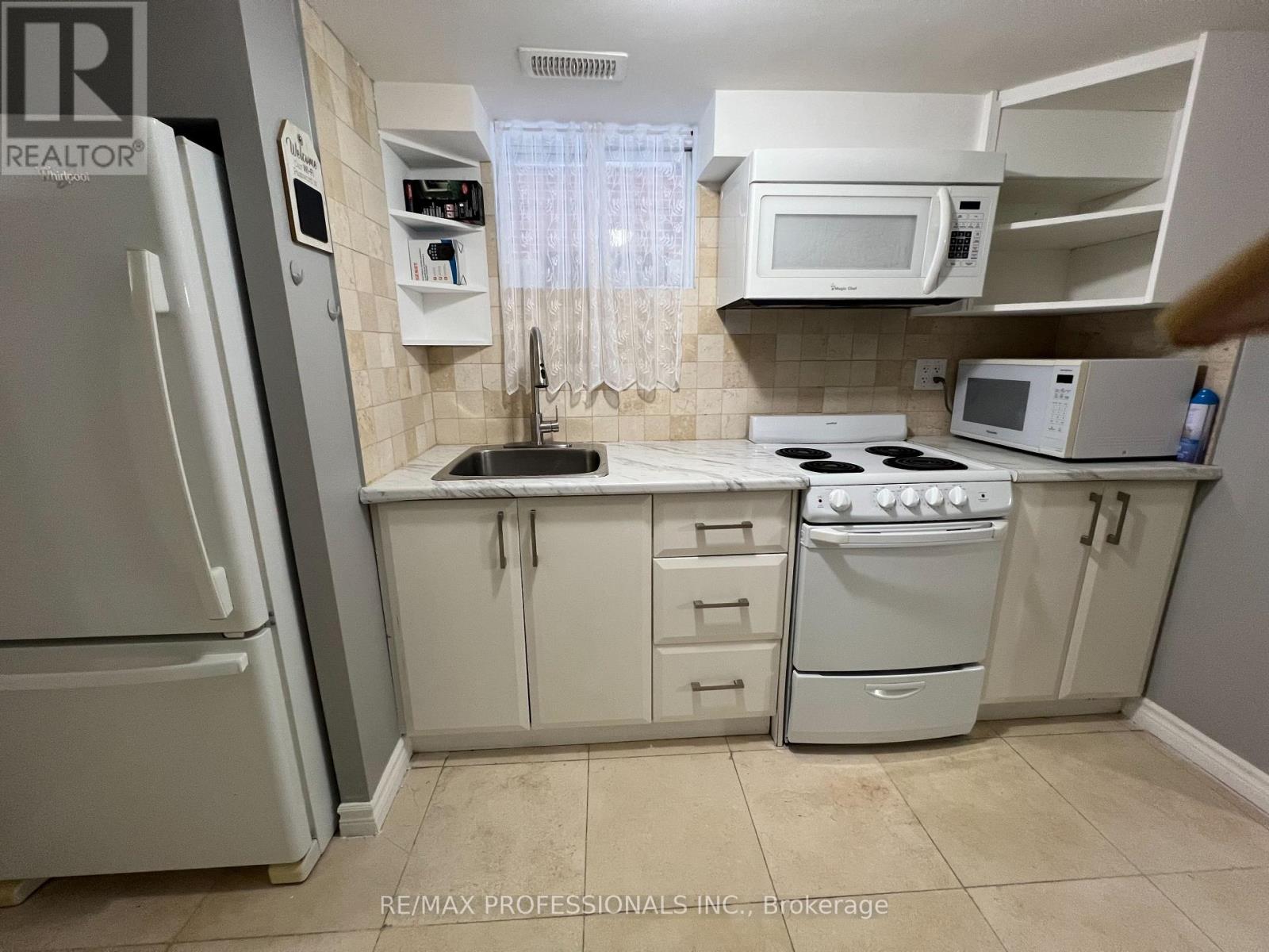 Lower-B - 53 Regent Road, Toronto, Ontario  M3K 1G8 - Photo 5 - W12720086