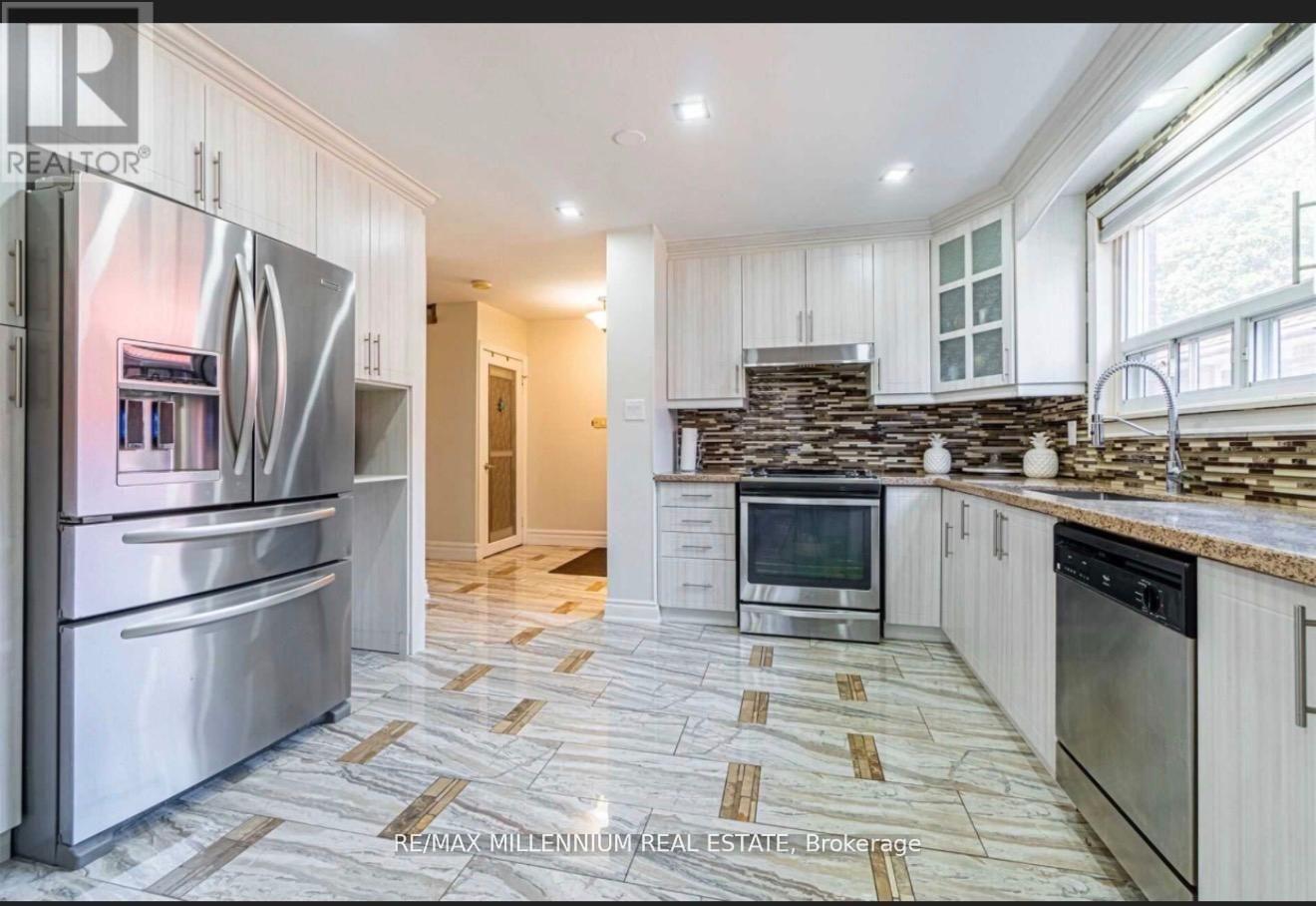 84 Dorset Drive S, Brampton, Ontario  L6T 2Y9 - Photo 3 - W12720096