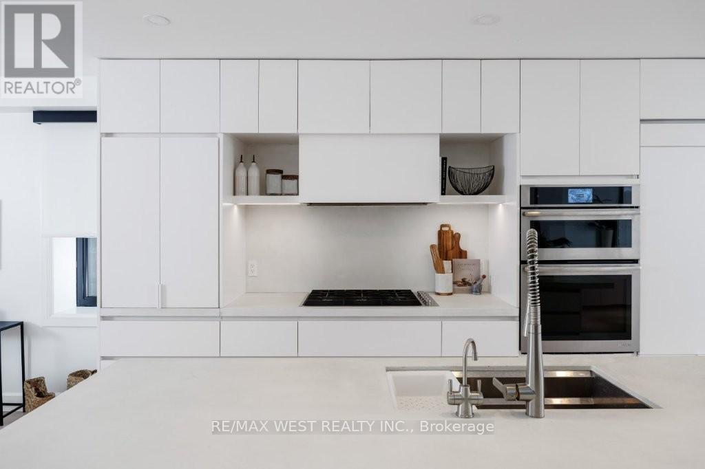 424 Clendenan Avenue, Toronto, Ontario  M6P 2X6 - Photo 11 - W12720102