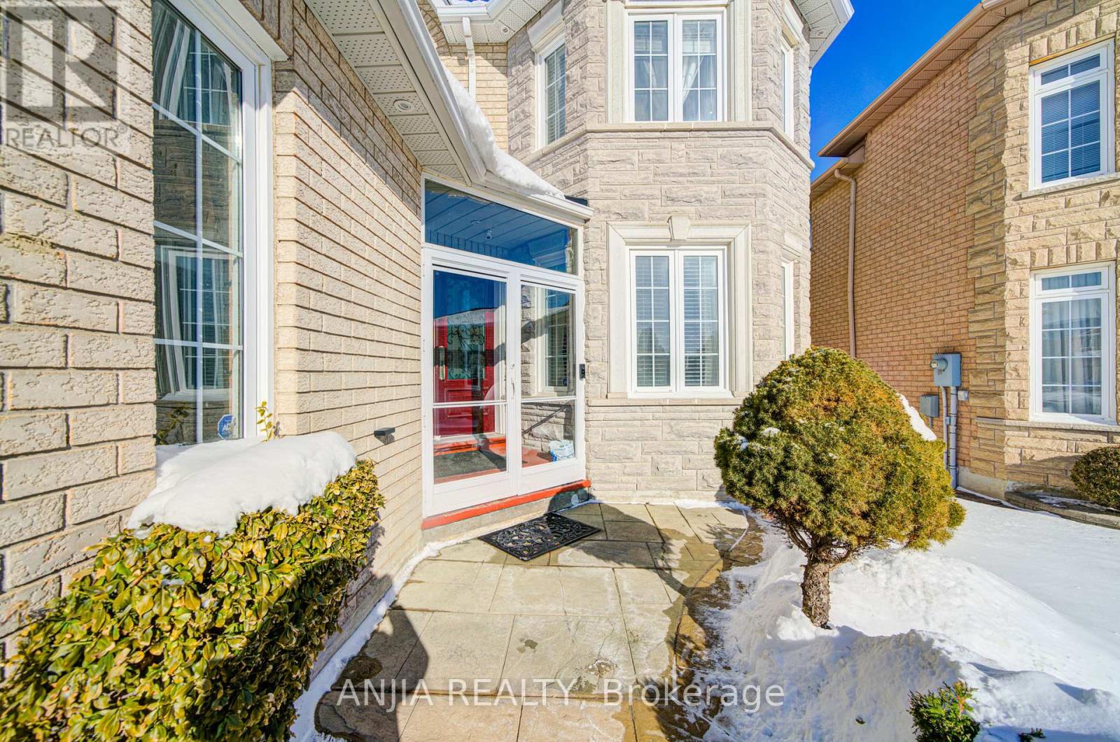 3435 Grand Park Drive, Mississauga, Ontario  L5B 4E3 - Photo 2 - W12720124