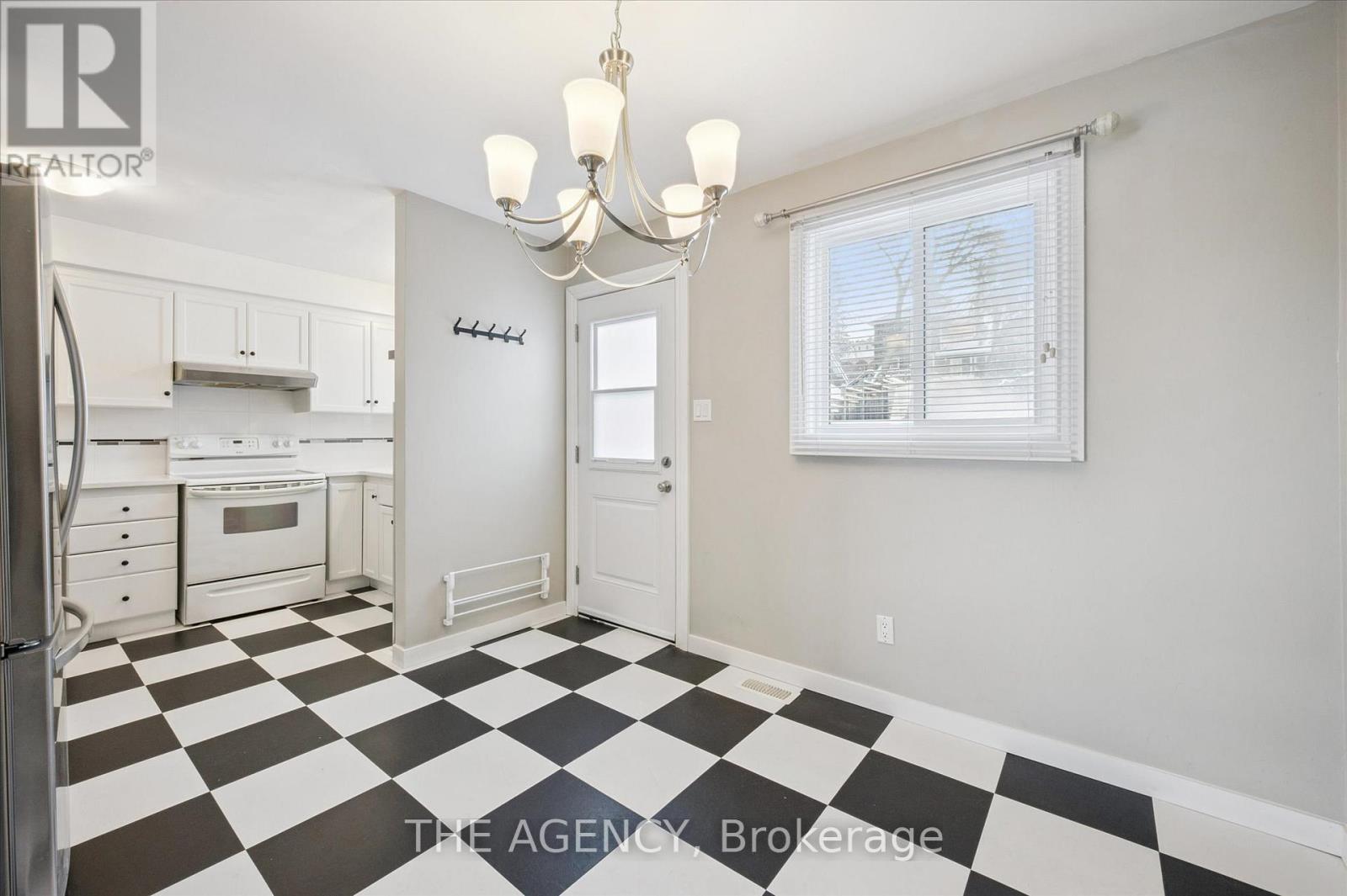 126 Queen Street E, Cambridge, Ontario  N3C 2B2 - Photo 3 - X12720224