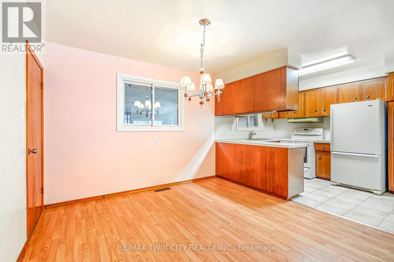 8 Stockdale Drive, Brantford, Ontario  N3R 2R5 - Photo 11 - X12720246