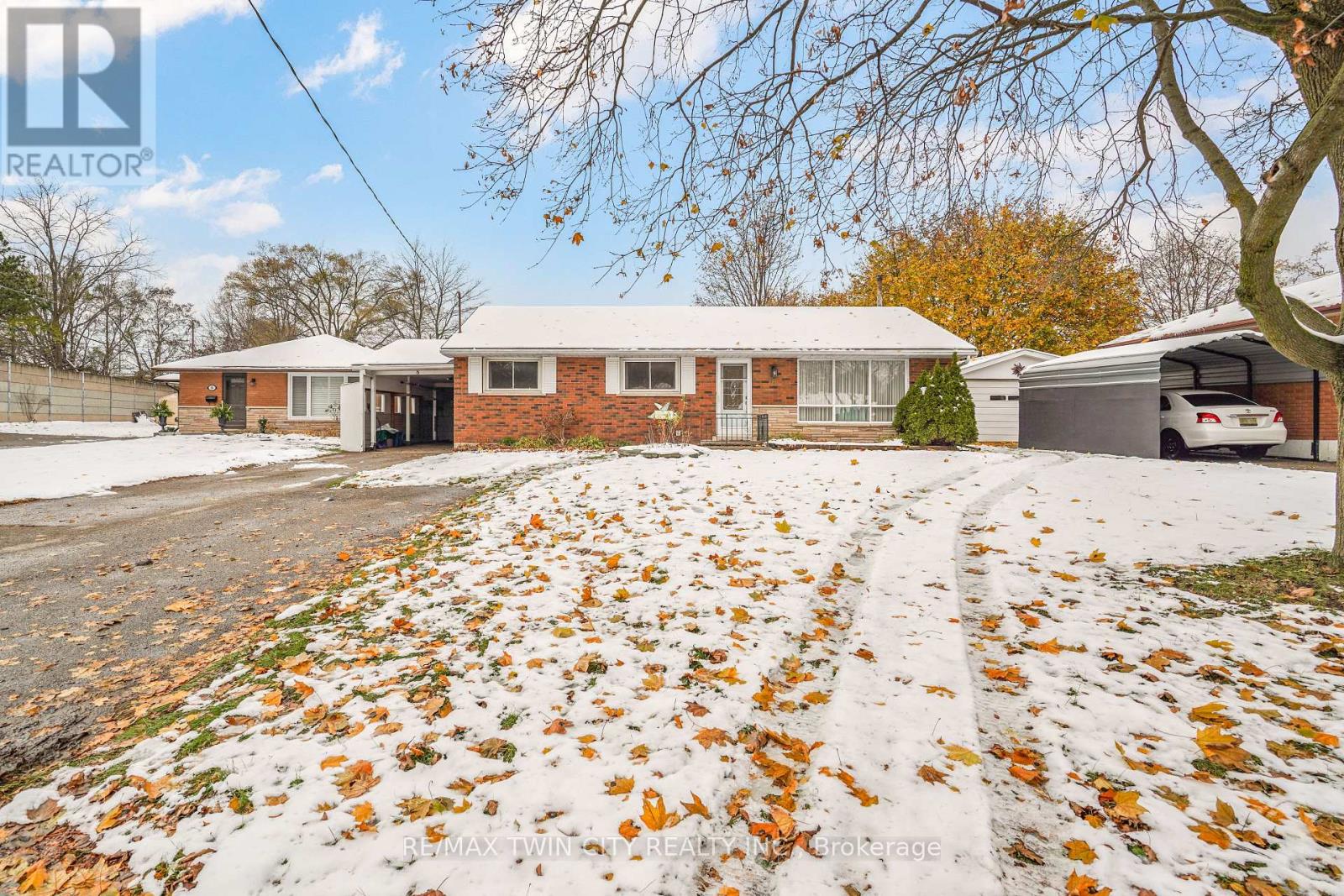 8 Stockdale Drive, Brantford, Ontario  N3R 2R5 - Photo 2 - X12720246