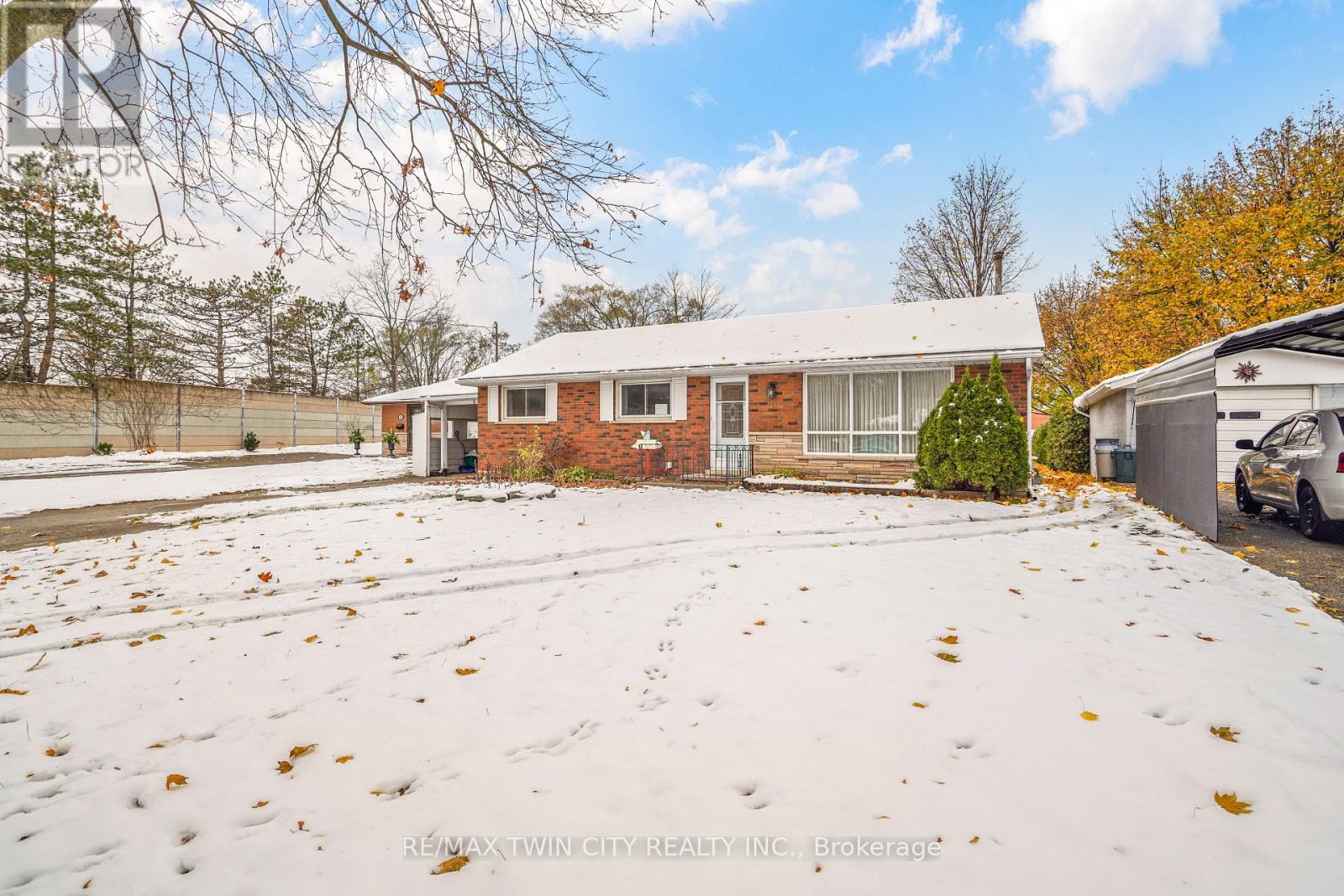 8 Stockdale Drive, Brantford, Ontario  N3R 2R5 - Photo 3 - X12720246