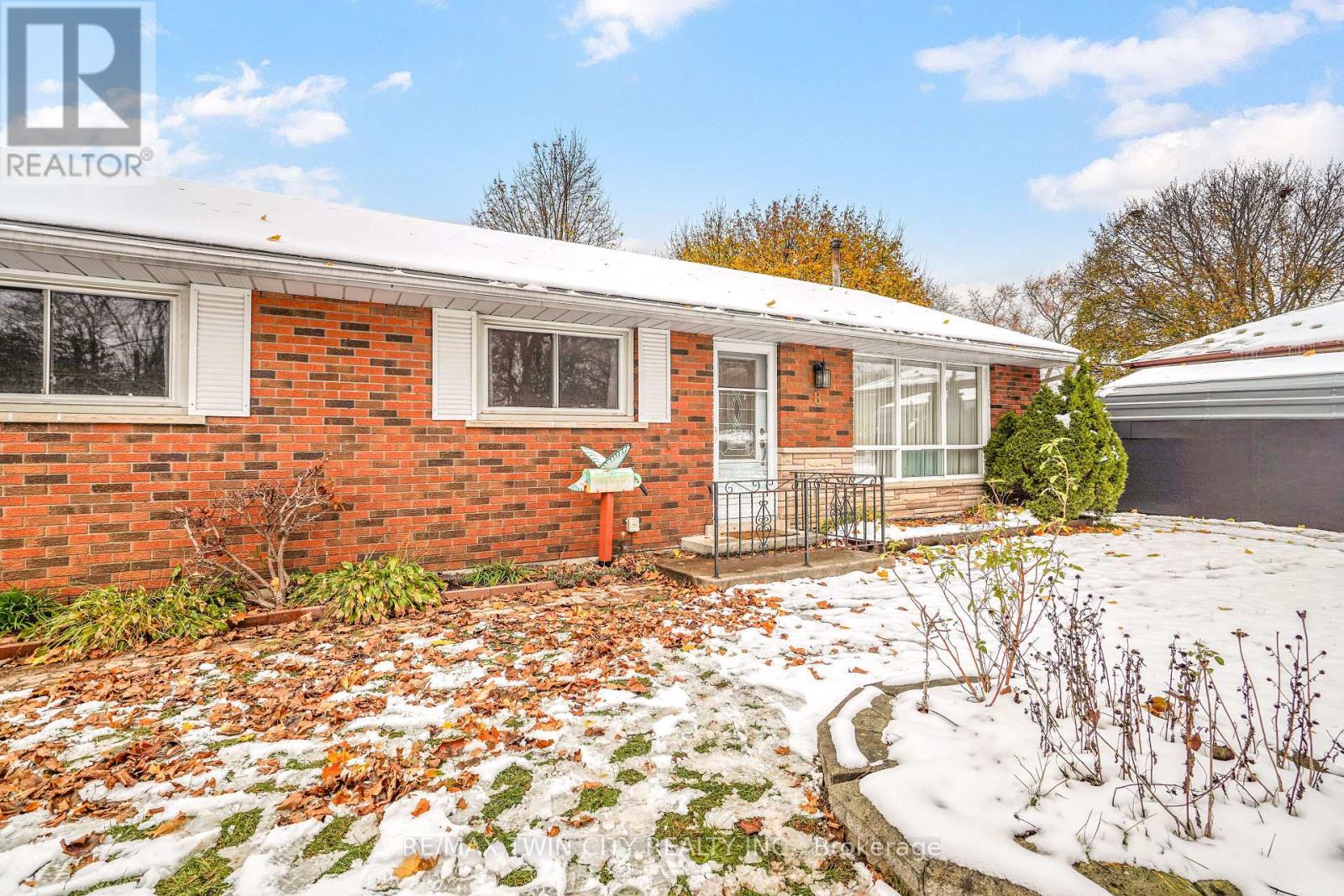 8 Stockdale Drive, Brantford, Ontario  N3R 2R5 - Photo 5 - X12720246