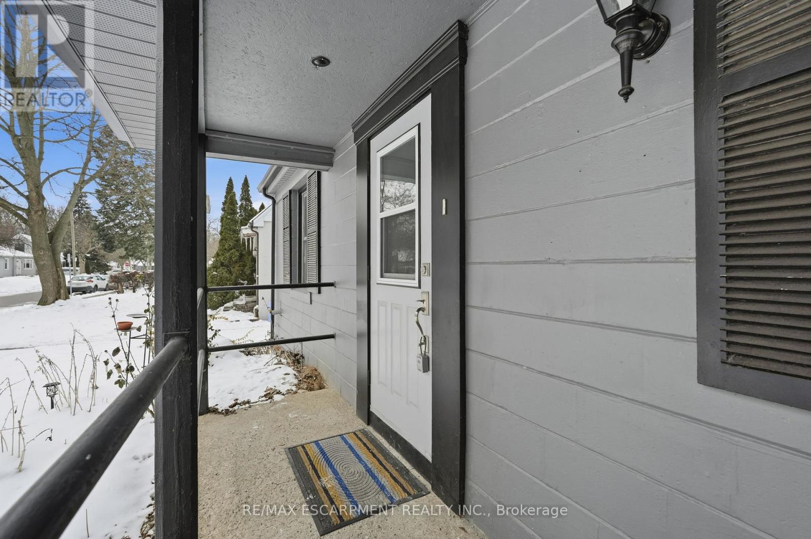 92 Gary Avenue, Hamilton, Ontario  L8S 1Y5 - Photo 4 - X12710528