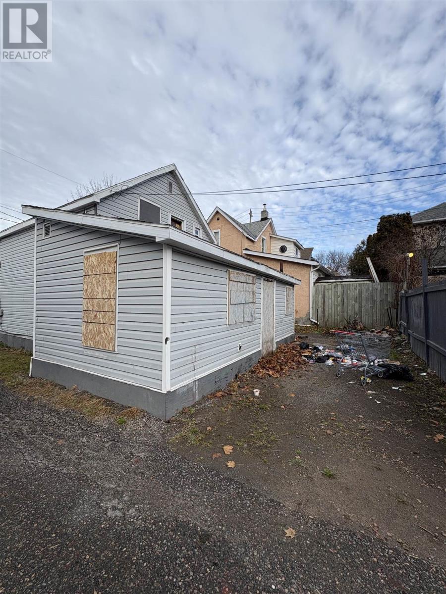 32 Blucher St, Sault Ste. Marie, Ontario P6A 2V4 - Photo 3 - SM253354