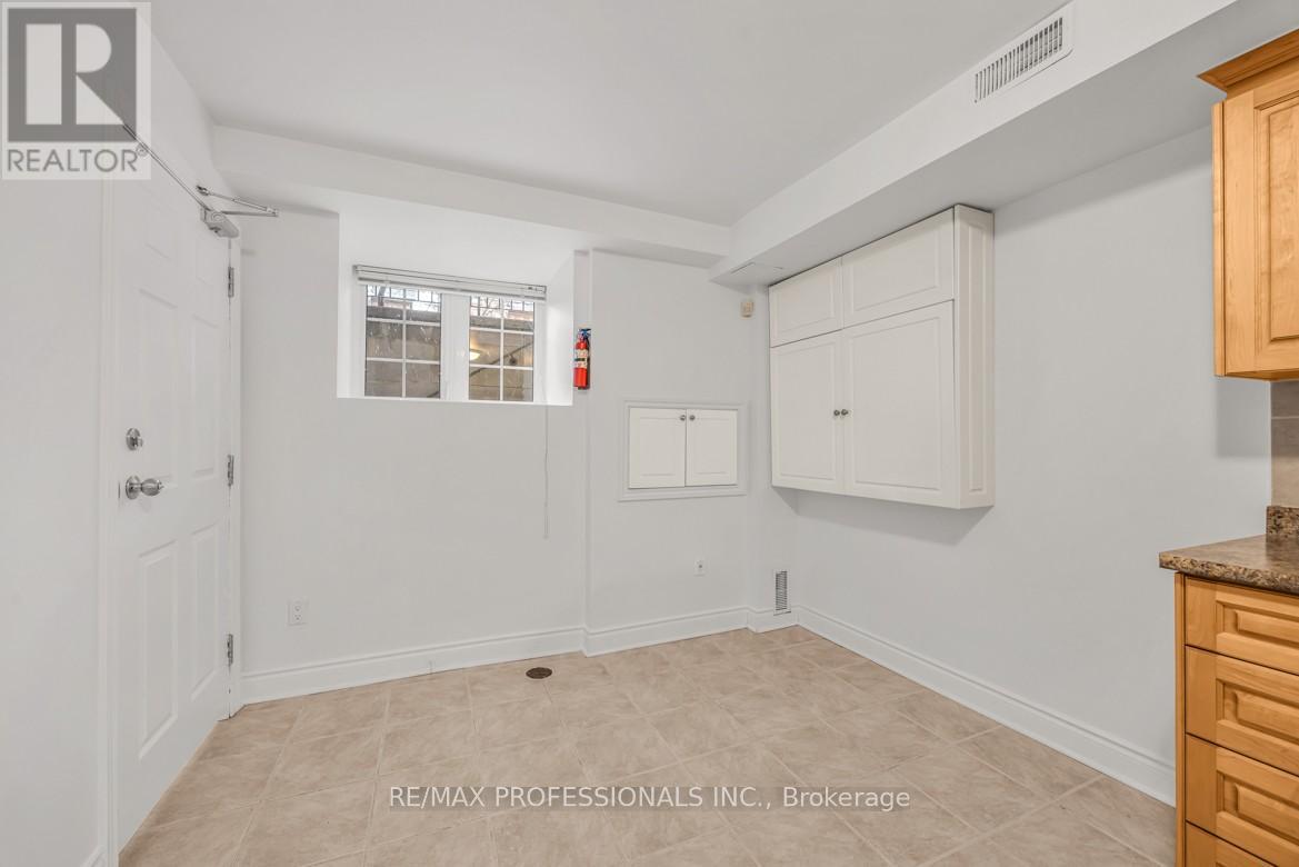 Lower - 213 Major Street, Toronto, Ontario  M5S 2L4 - Photo 5 - C12720412