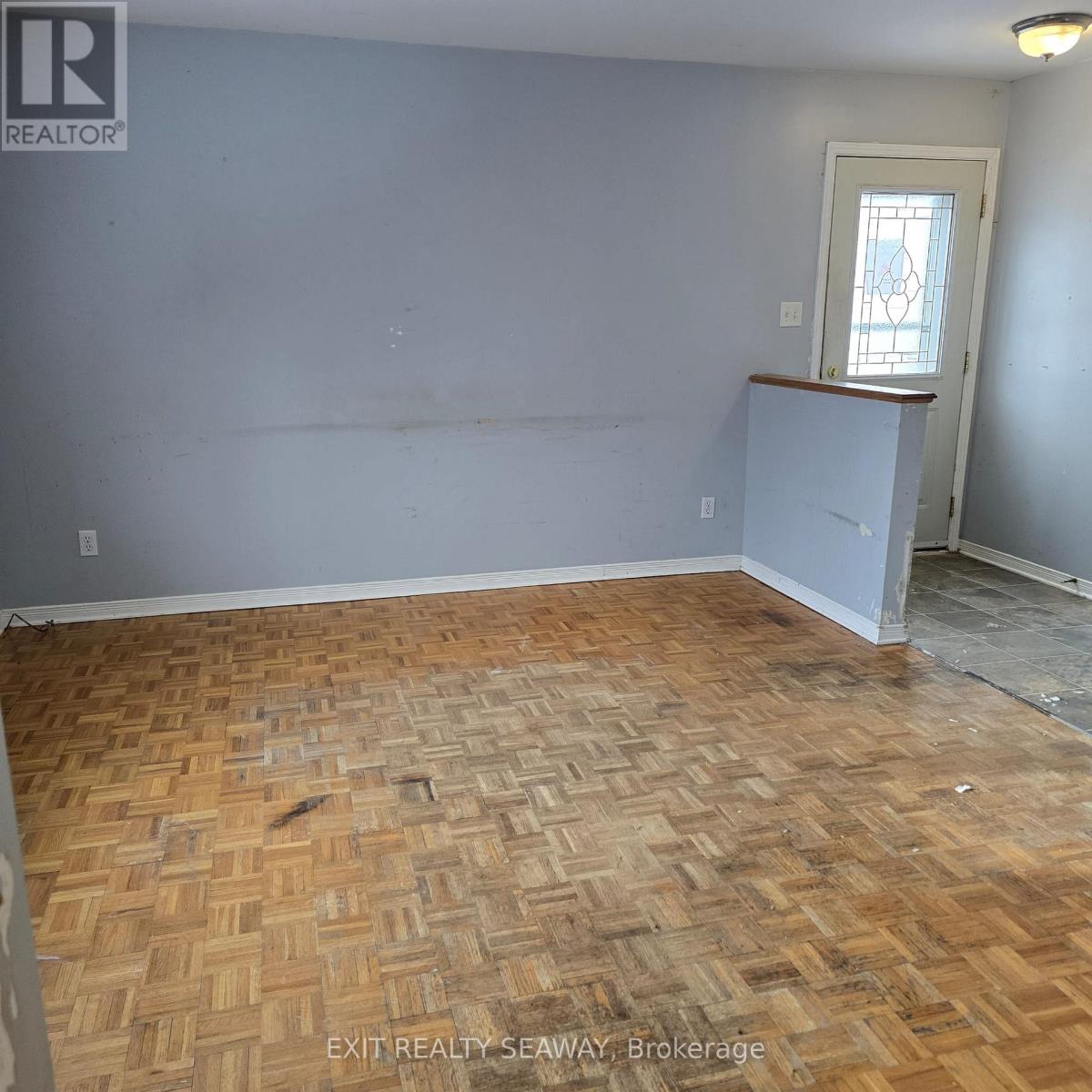 212 Mcelroy Drive, Ottawa, Ontario  K2L 1Y1 - Photo 3 - X12720364