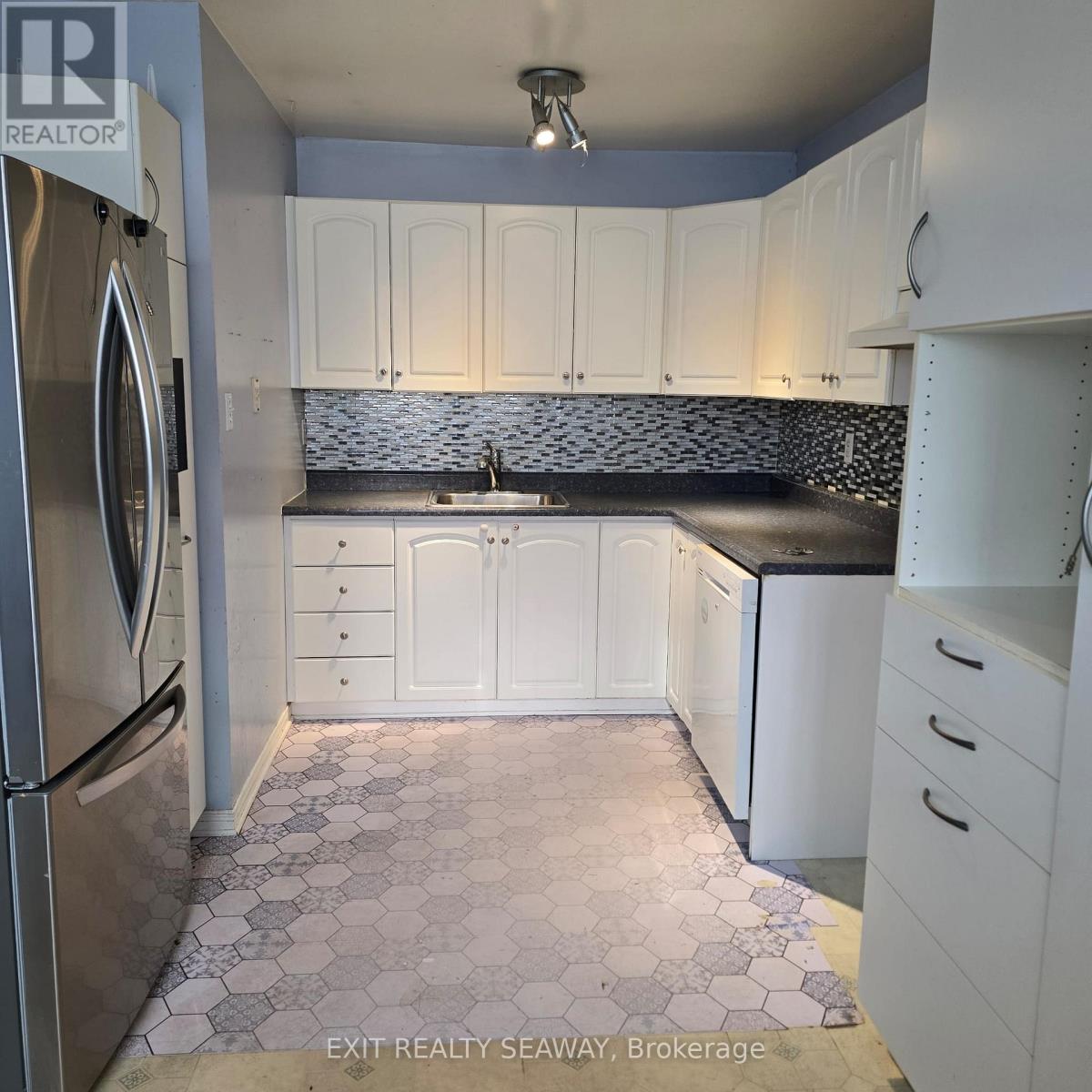 212 Mcelroy Drive, Ottawa, Ontario  K2L 1Y1 - Photo 4 - X12720364