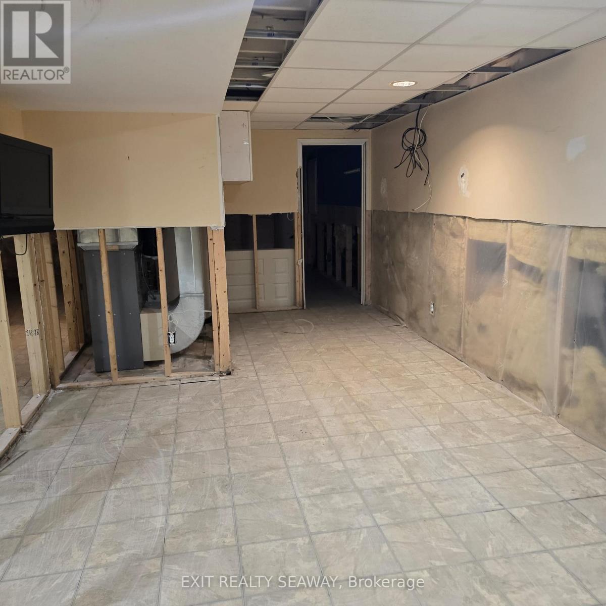 212 Mcelroy Drive, Ottawa, Ontario  K2L 1Y1 - Photo 9 - X12720364