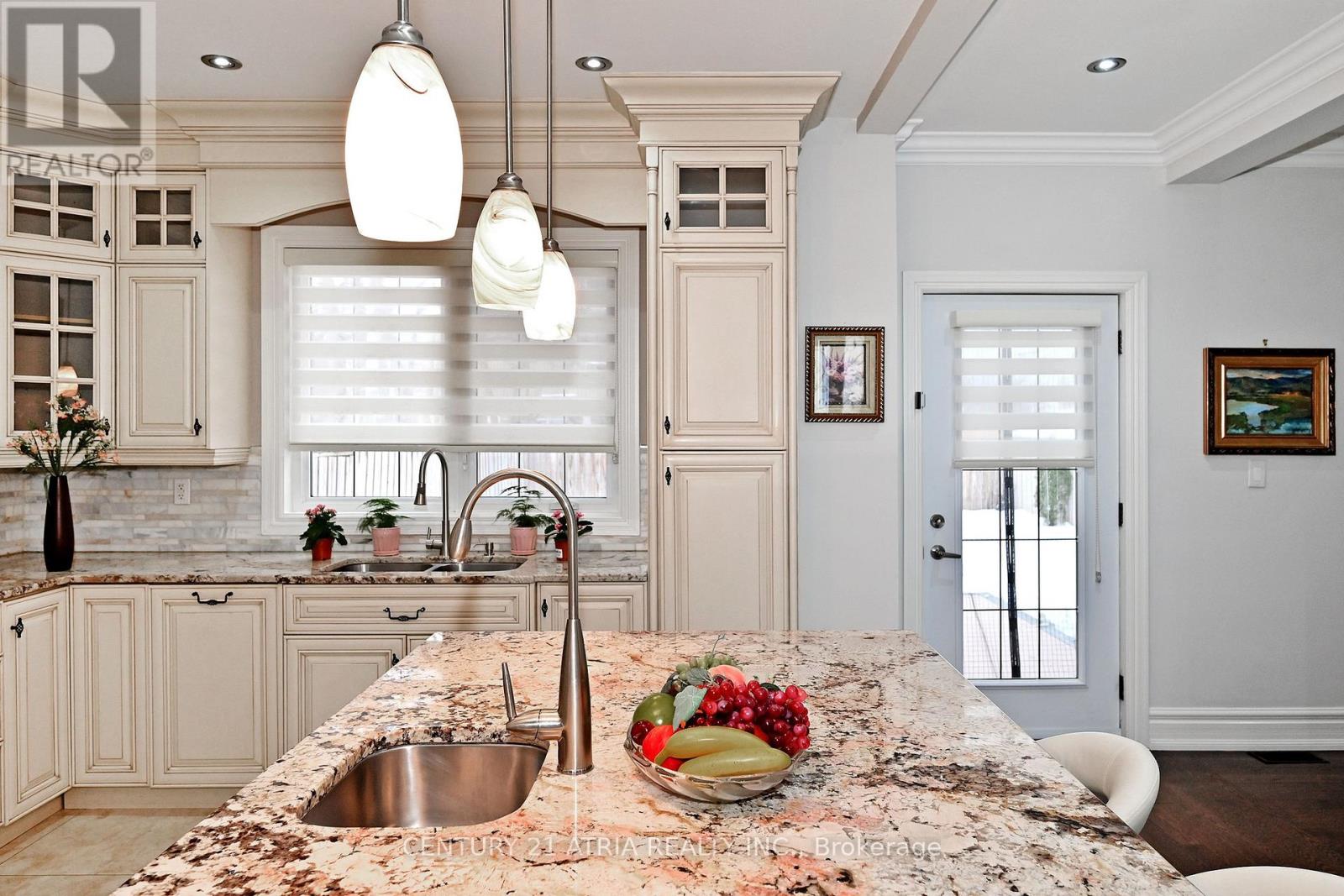 350 Queen Mary Drive, Oakville, Ontario  L6K 3L8 - Photo 12 - W12720272