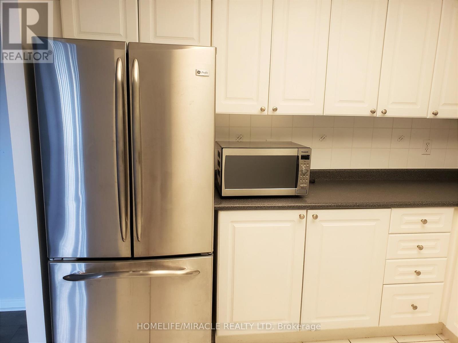 207 - 135 Hillcrest Avenue, Mississauga, Ontario  L5B 4B1 - Photo 2 - W12720278