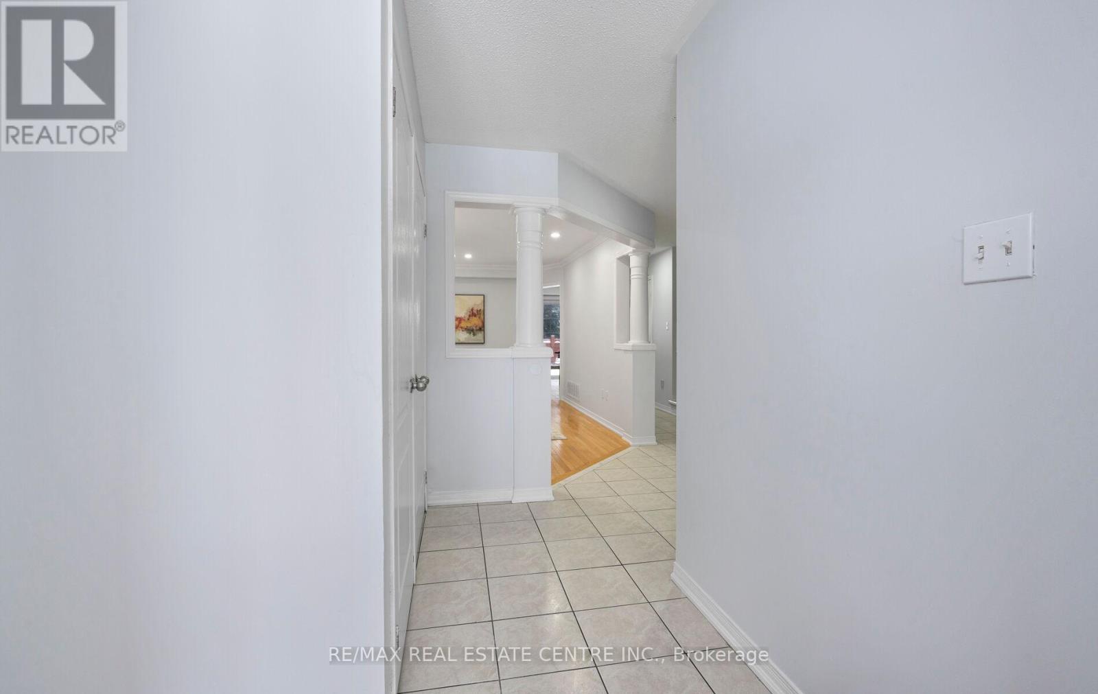 15 Revelstoke Place, Brampton, Ontario  L6R 3G3 - Photo 5 - W12720334