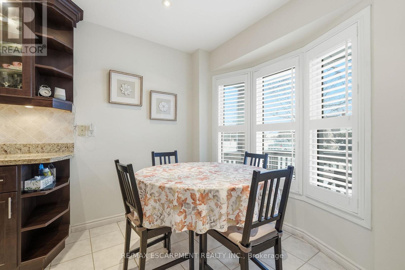 3137 Sandcliffe Court, Burlington, Ontario  L7M 3H1 - Photo 3 - W12720342