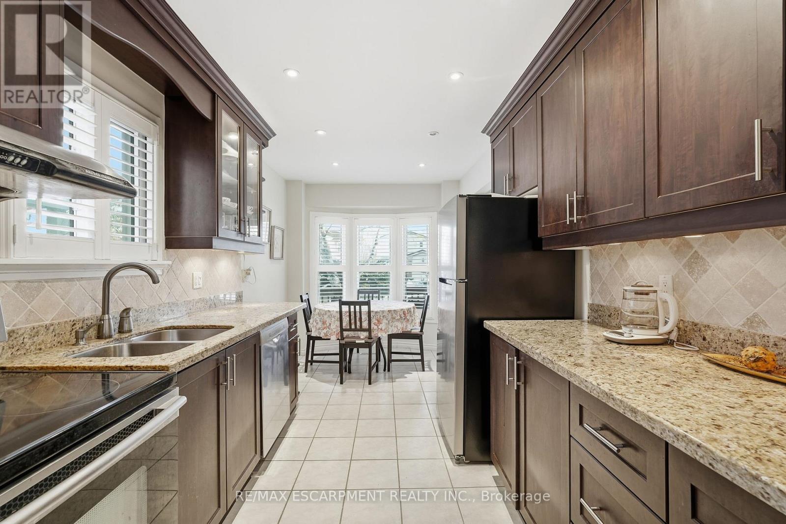 3137 Sandcliffe Court, Burlington, Ontario  L7M 3H1 - Photo 4 - W12720342