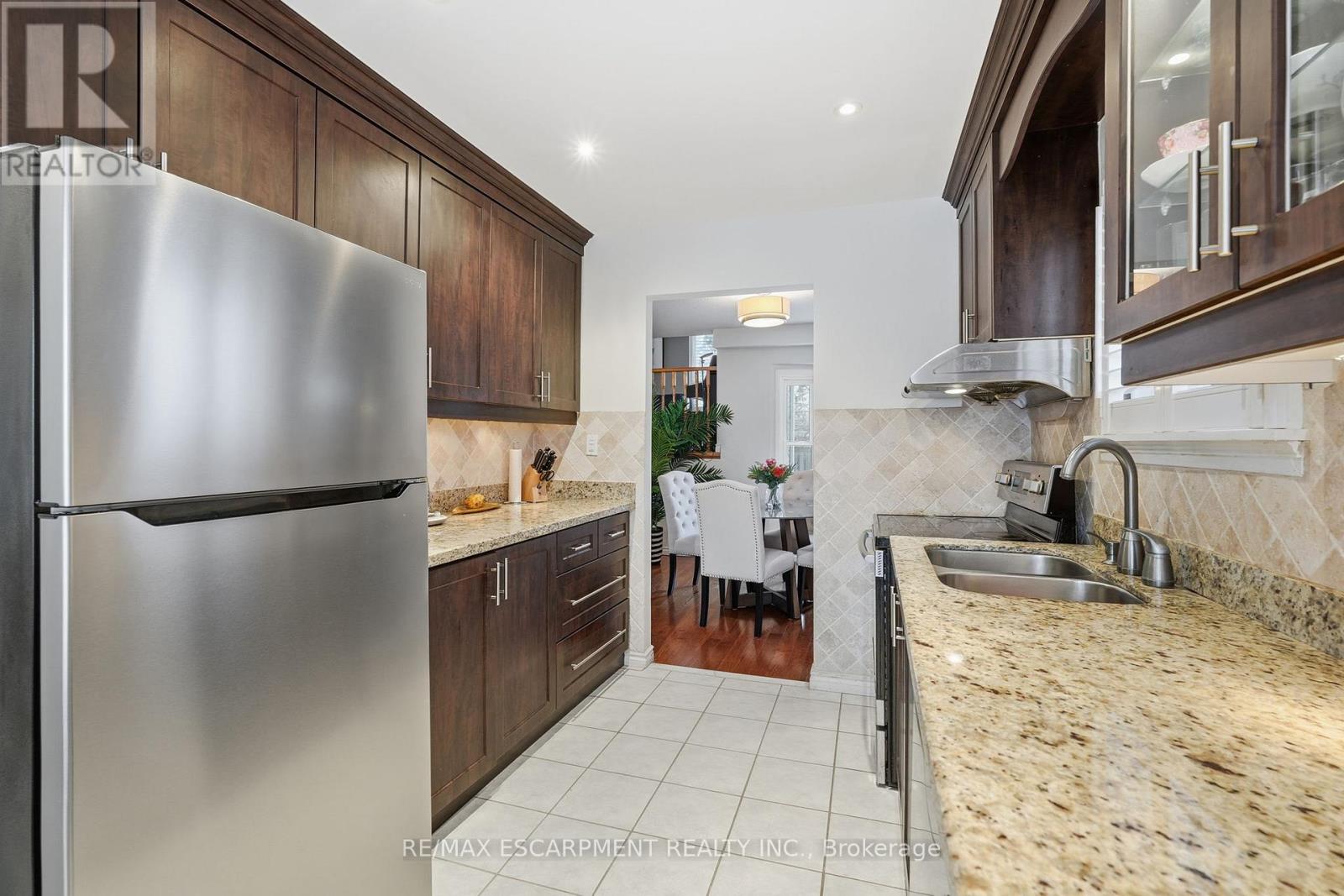 3137 Sandcliffe Court, Burlington, Ontario  L7M 3H1 - Photo 5 - W12720342