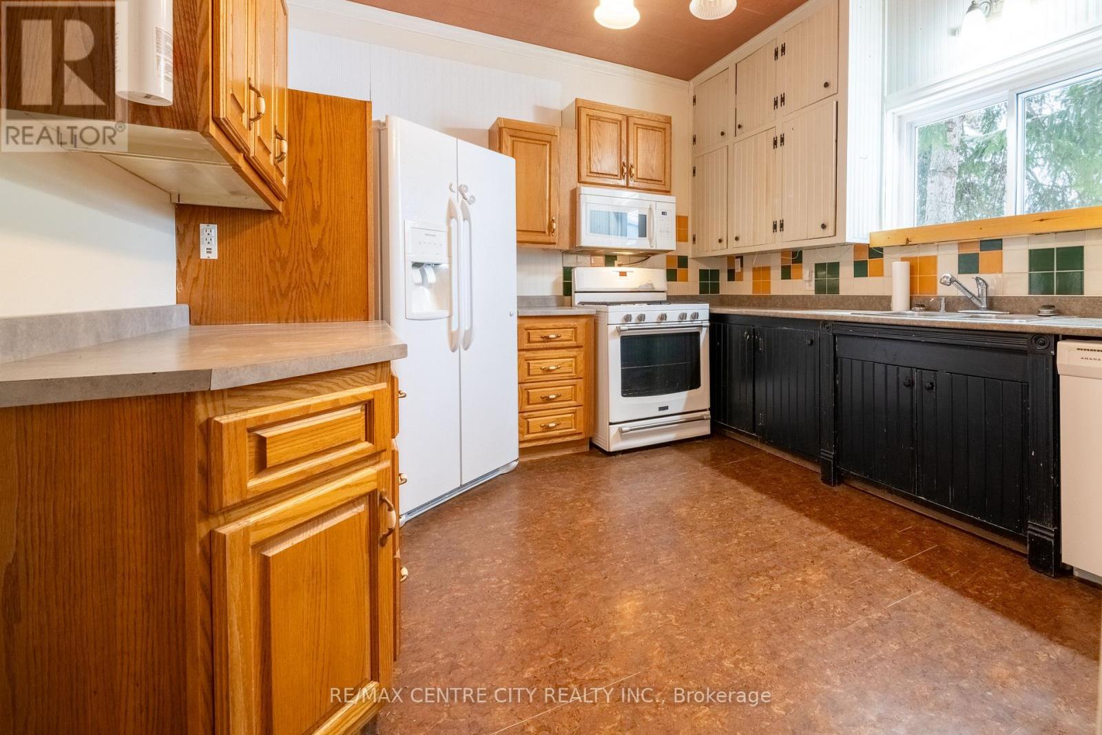 182 Victoria Street, Southwest Middlesex, Ontario  N0L 1M0 - Photo 11 - X12720612