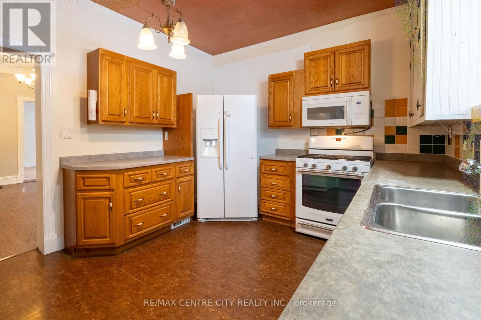 182 Victoria Street, Southwest Middlesex, Ontario  N0L 1M0 - Photo 12 - X12720612