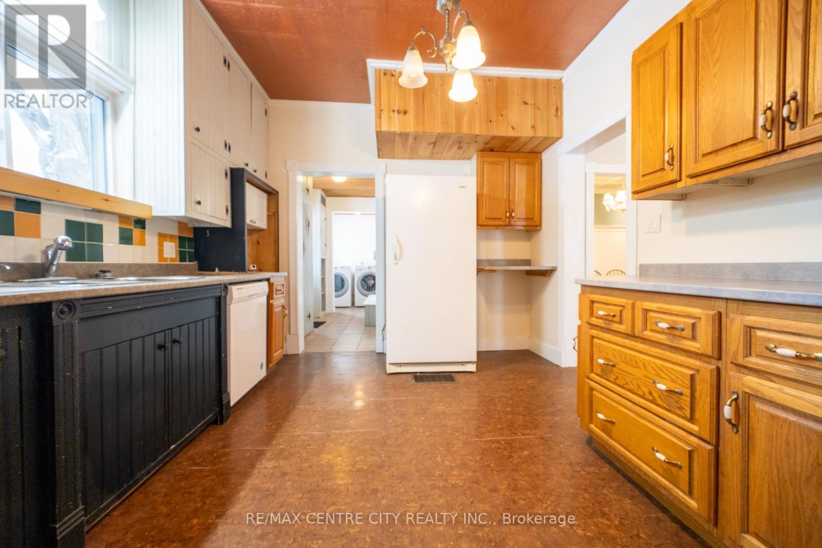 182 Victoria Street, Southwest Middlesex, Ontario  N0L 1M0 - Photo 13 - X12720612