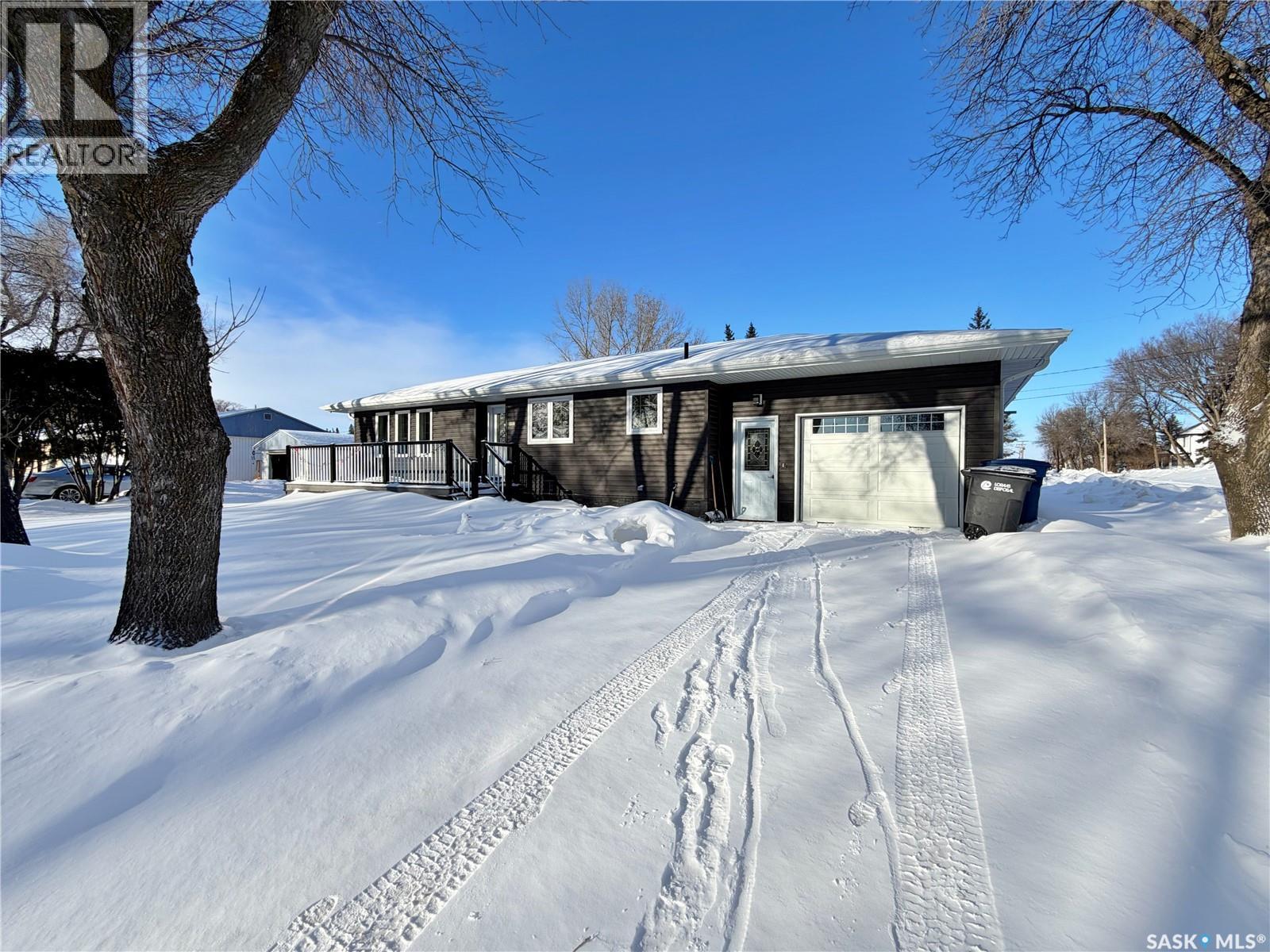 902 Ellice Street, Moosomin, Saskatchewan  S0G 3N0 - Photo 2 - SK027207