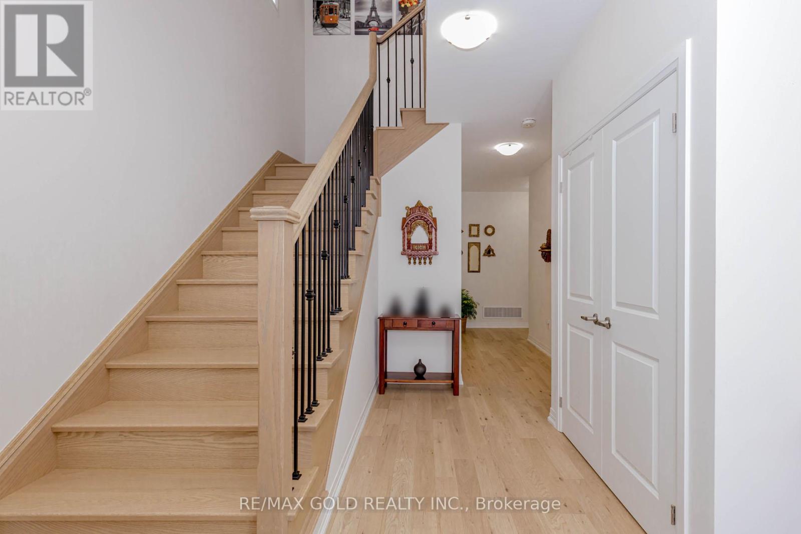 57 Arnold Circle, Brampton, Ontario  L7A 0B8 - Photo 5 - W12717334