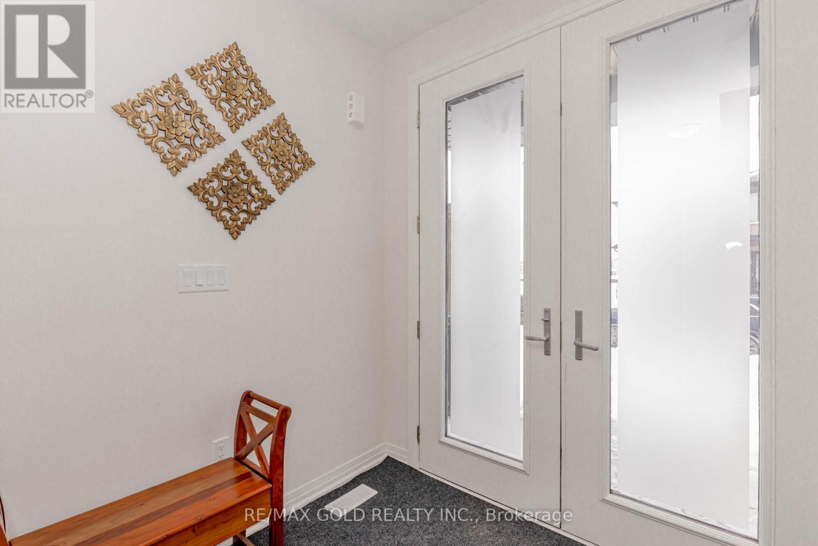 57 Arnold Circle, Brampton, Ontario  L7A 0B8 - Photo 4 - W12717334