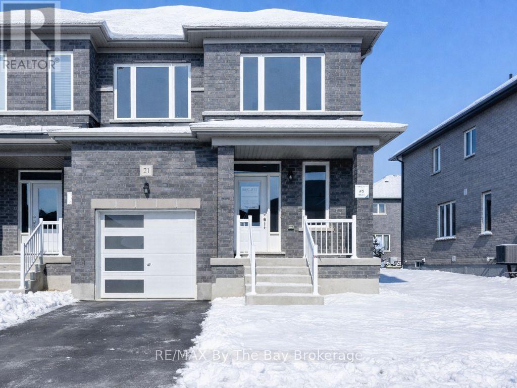 21 Lisa Street, Wasaga Beach, Ontario  L9Z 1J9 - Photo 1 - S12429822