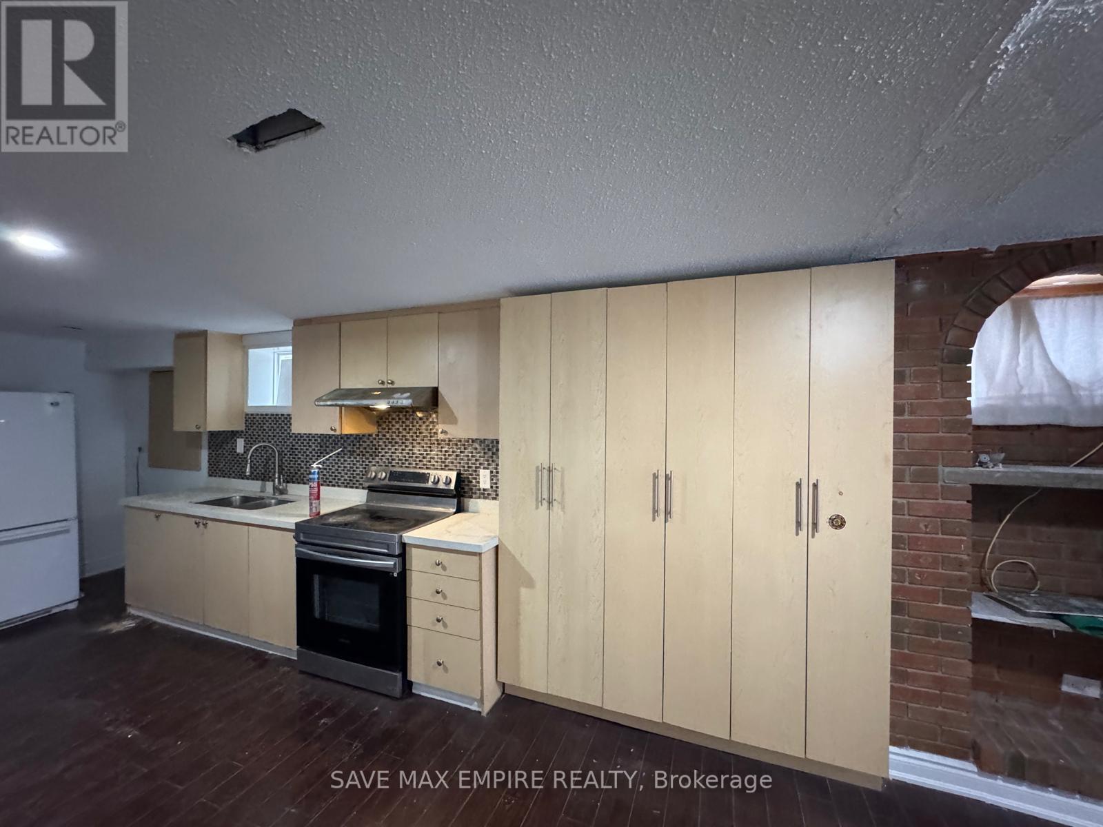 22 Medina Place, Brampton, Ontario  L6S 3E8 - Photo 4 - W12711398