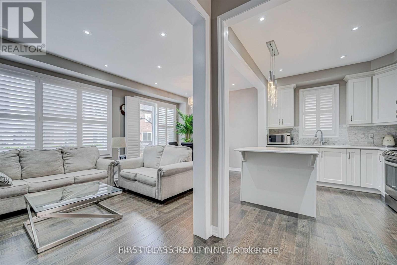 3351 Carding Mill Trail, Oakville, Ontario  L6M 0T1 - Photo 5 - W12720710