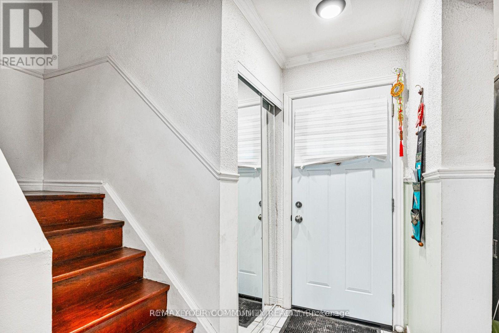 336 Fleetwood Crescent, Brampton, Ontario  L6T 2E5 - Photo 2 - W12720792