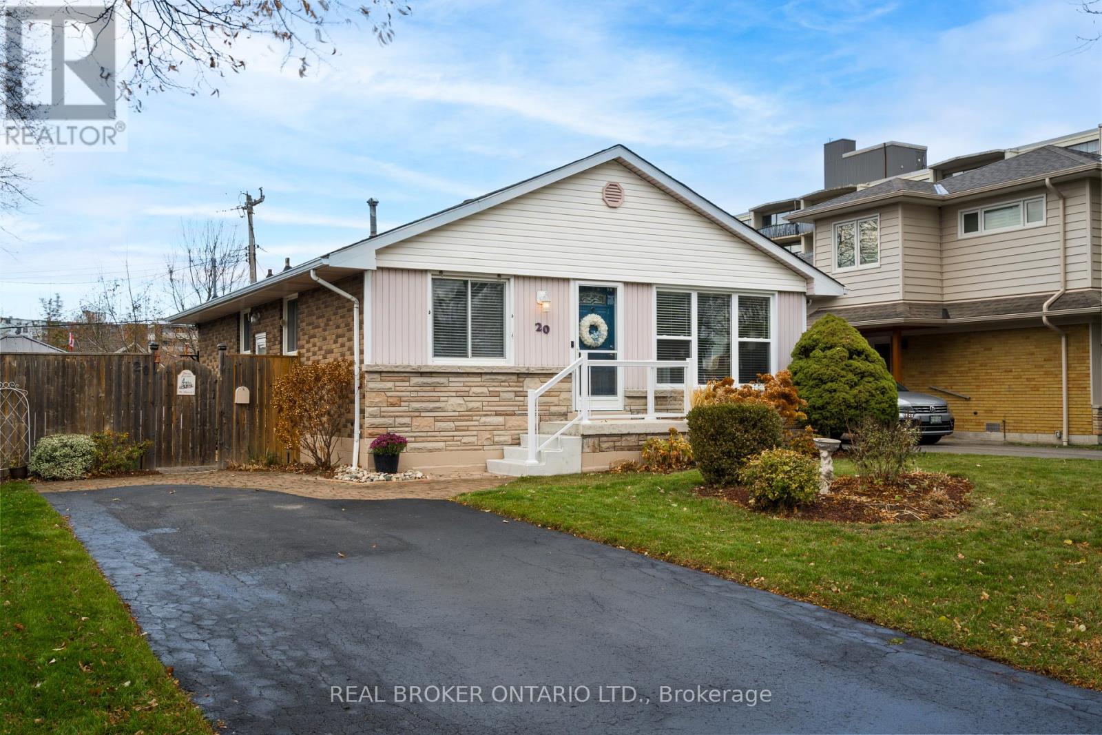 20 Cardinal Drive, Hamilton, Ontario  L9A 4H4 - Photo 2 - X12720772