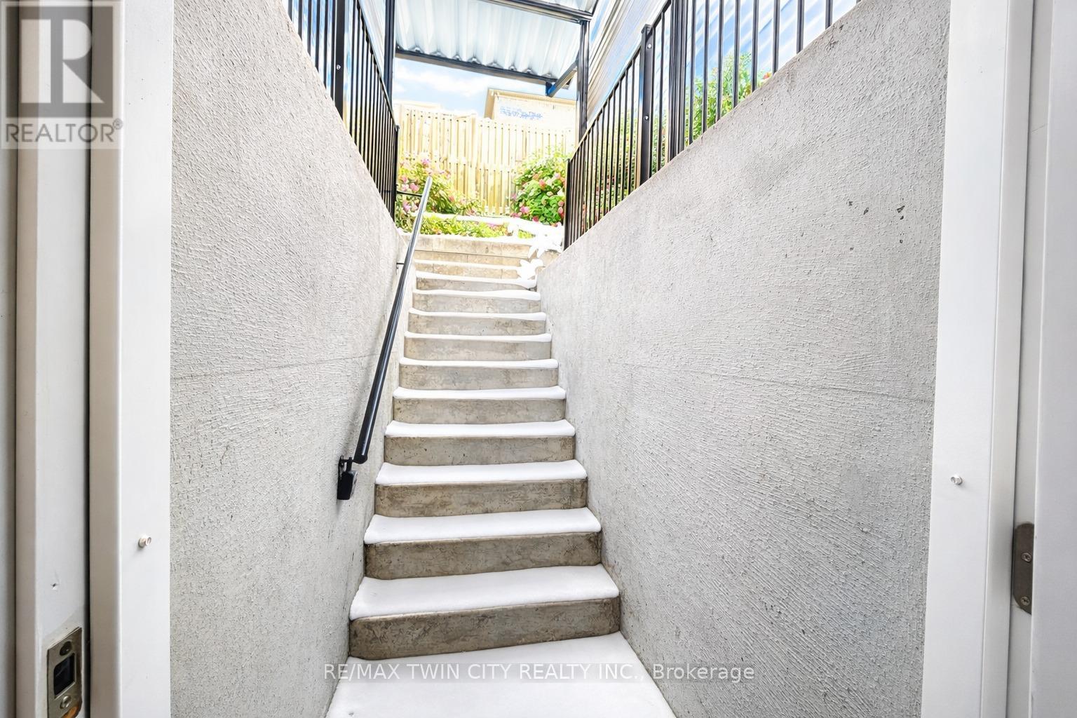 186 Blair Creek Drive, Kitchener, Ontario  N2P 0G1 - Photo 2 - X12720858