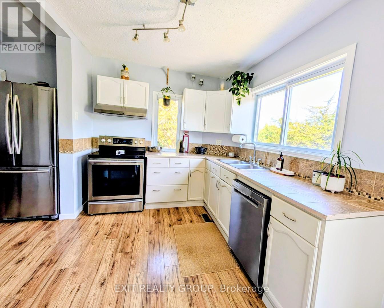 12075 Loyalist Parkway, Prince Edward County, Ontario  K0K 2T0 - Photo 7 - X12427274