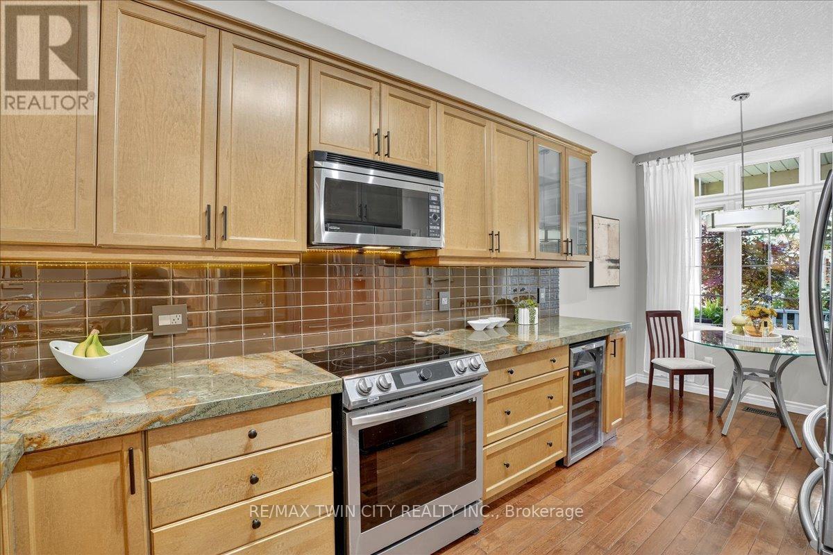 151 Reiber Court, Waterloo, Ontario  N2L 6N2 - Photo 11 - X12473784