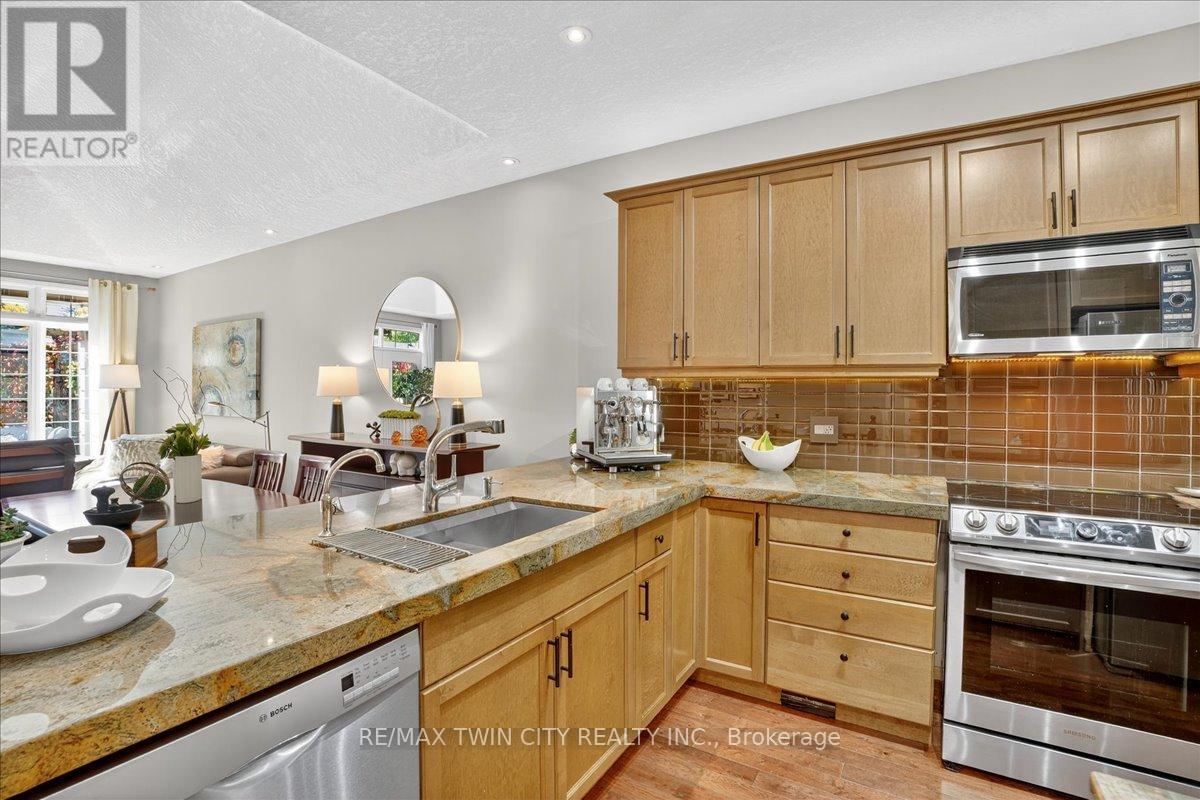 151 Reiber Court, Waterloo, Ontario  N2L 6N2 - Photo 10 - X12473784