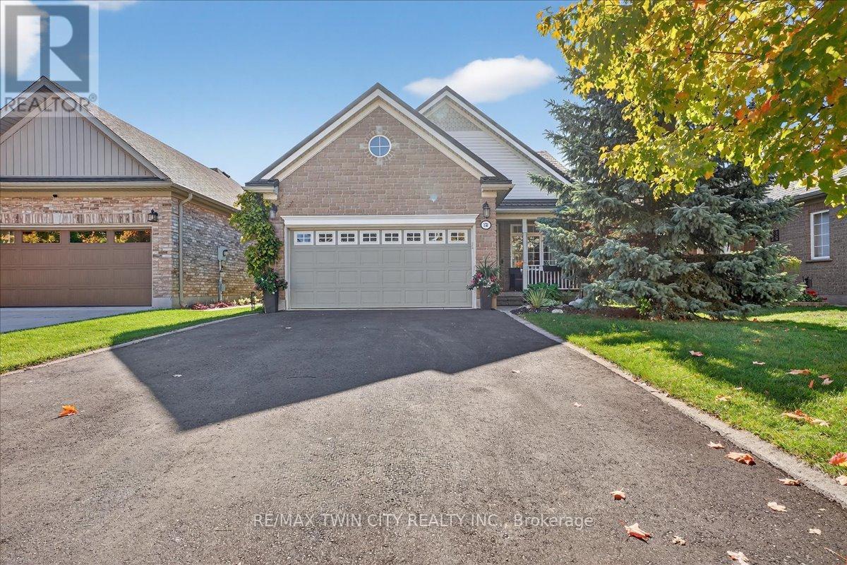 151 Reiber Court, Waterloo, Ontario  N2L 6N2 - Photo 2 - X12473784