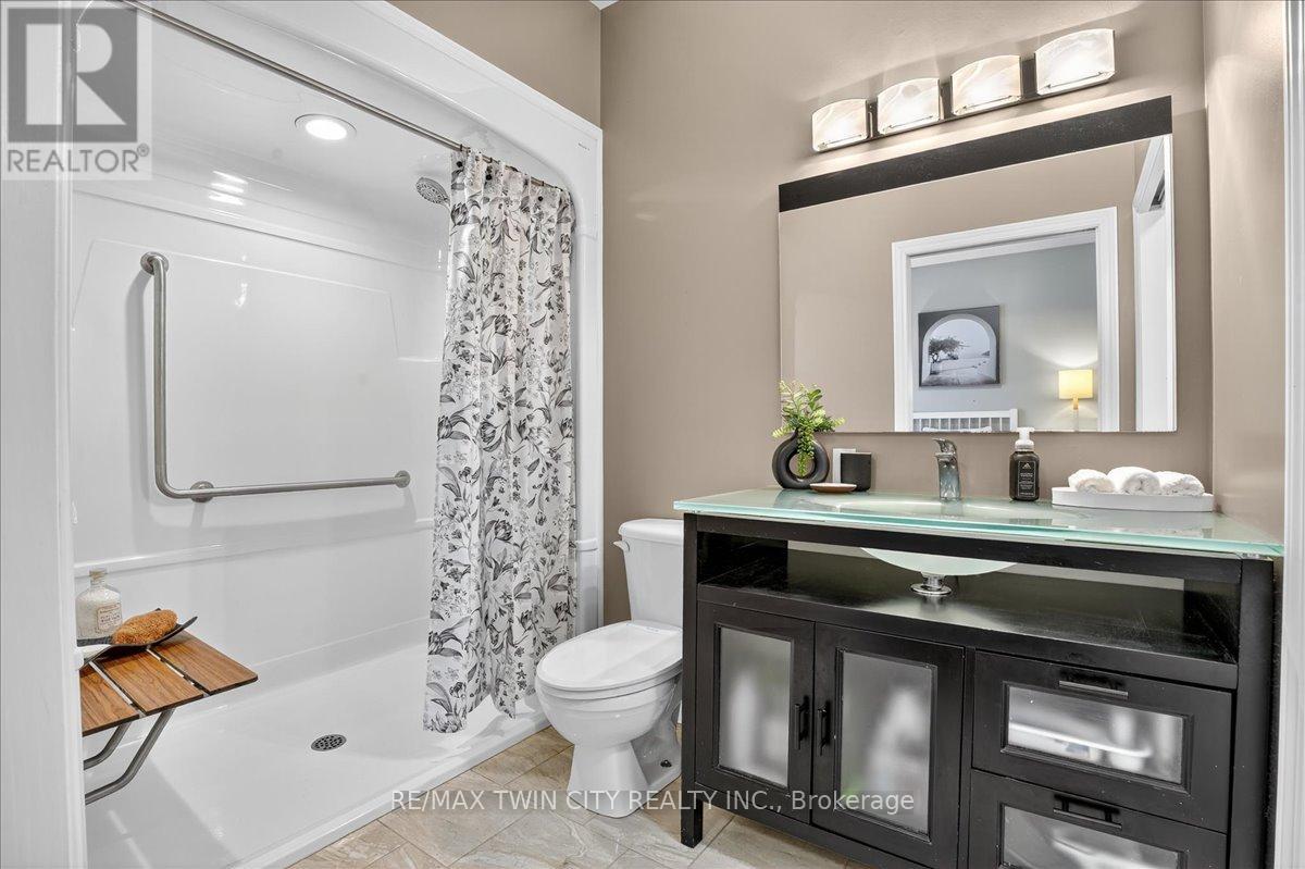 151 Reiber Court, Waterloo, Ontario  N2L 6N2 - Photo 19 - X12473784