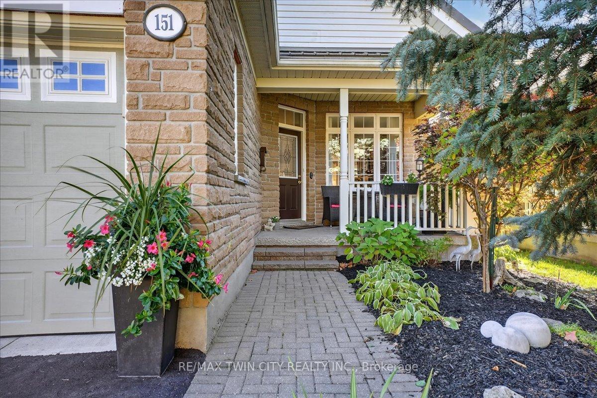 151 Reiber Court, Waterloo, Ontario  N2L 6N2 - Photo 3 - X12473784