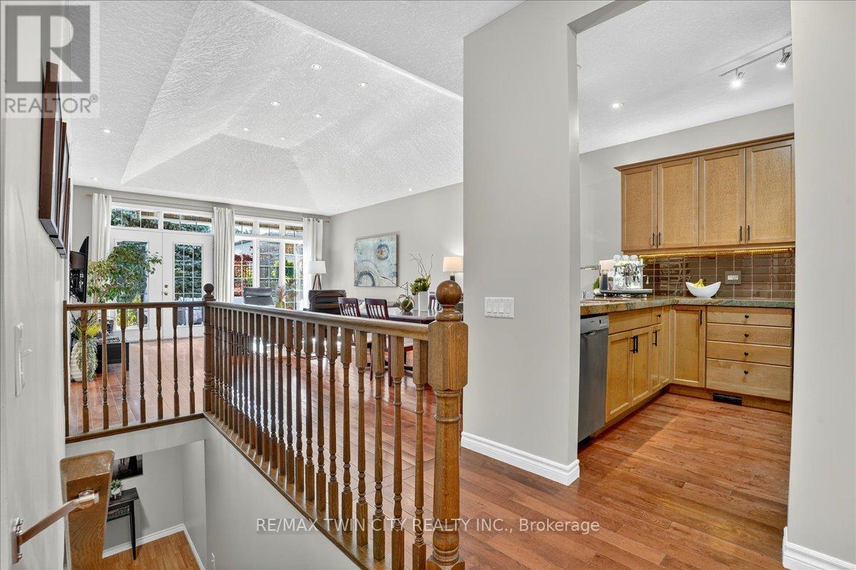 151 Reiber Court, Waterloo, Ontario  N2L 6N2 - Photo 22 - X12473784