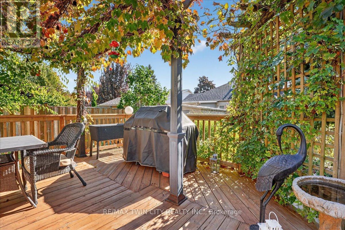 151 Reiber Court, Waterloo, Ontario  N2L 6N2 - Photo 46 - X12473784