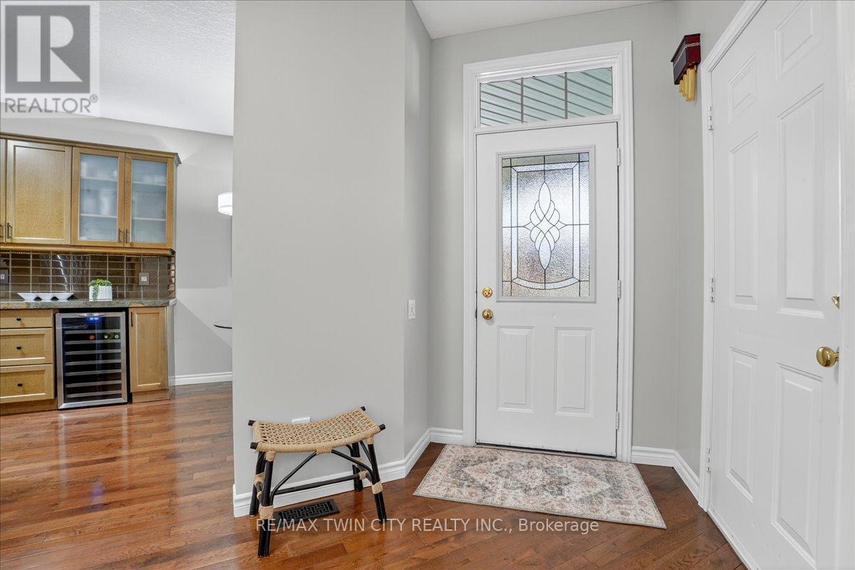 151 Reiber Court, Waterloo, Ontario  N2L 6N2 - Photo 5 - X12473784