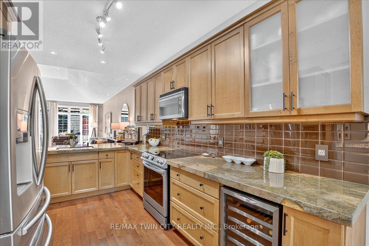 151 Reiber Court, Waterloo, Ontario  N2L 6N2 - Photo 8 - X12473784