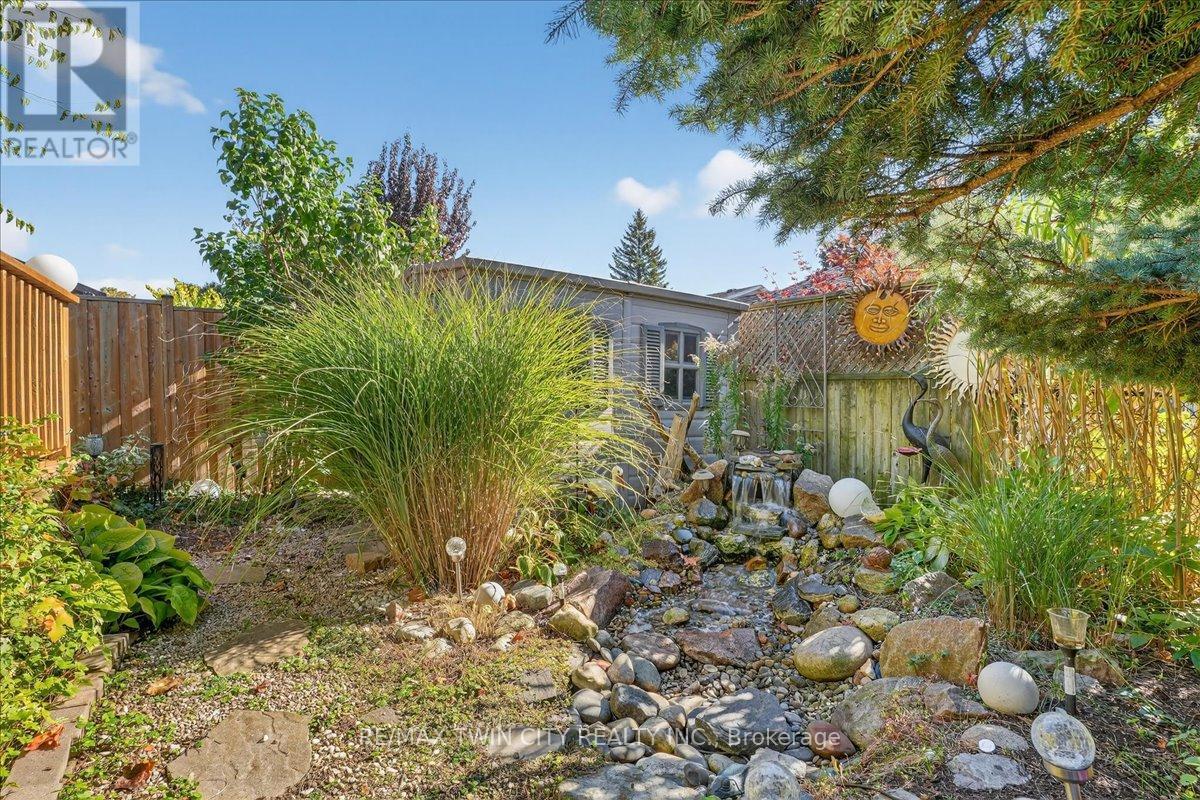 151 Reiber Court, Waterloo, Ontario  N2L 6N2 - Photo 50 - X12473784