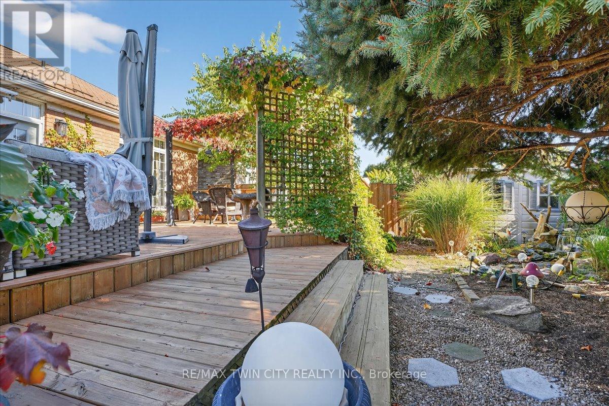 151 Reiber Court, Waterloo, Ontario  N2L 6N2 - Photo 9 - X12473784