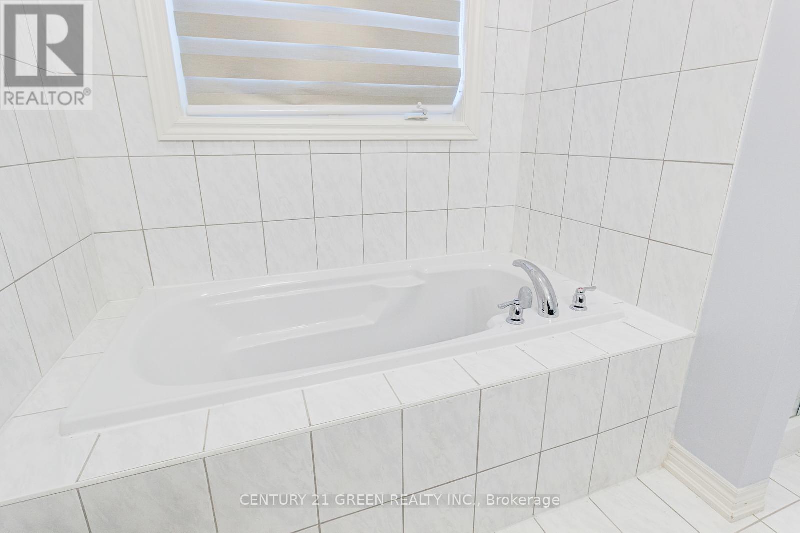 (Upper) - 300 Skinner Road, Hamilton, Ontario  L8B 1X2 - Photo 31 - X12664640