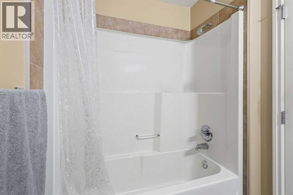 129 Luxstone Green Sw, Airdrie, Alberta  T3B 3B9 - Photo 33 - A2280061