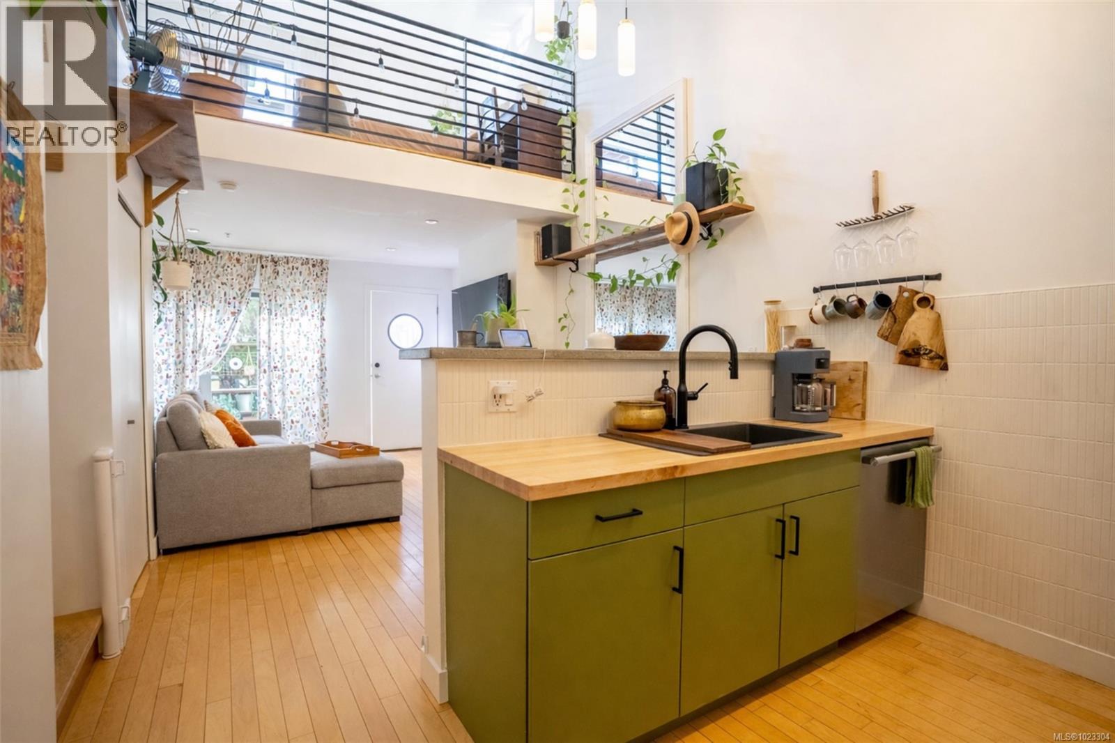 4 797 Tyee Rd, Victoria, British Columbia  V9A 7R4 - Photo 1 - 1023304